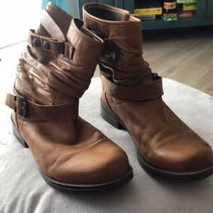 EUC Eric Michael Brown leather ankle boots size 9